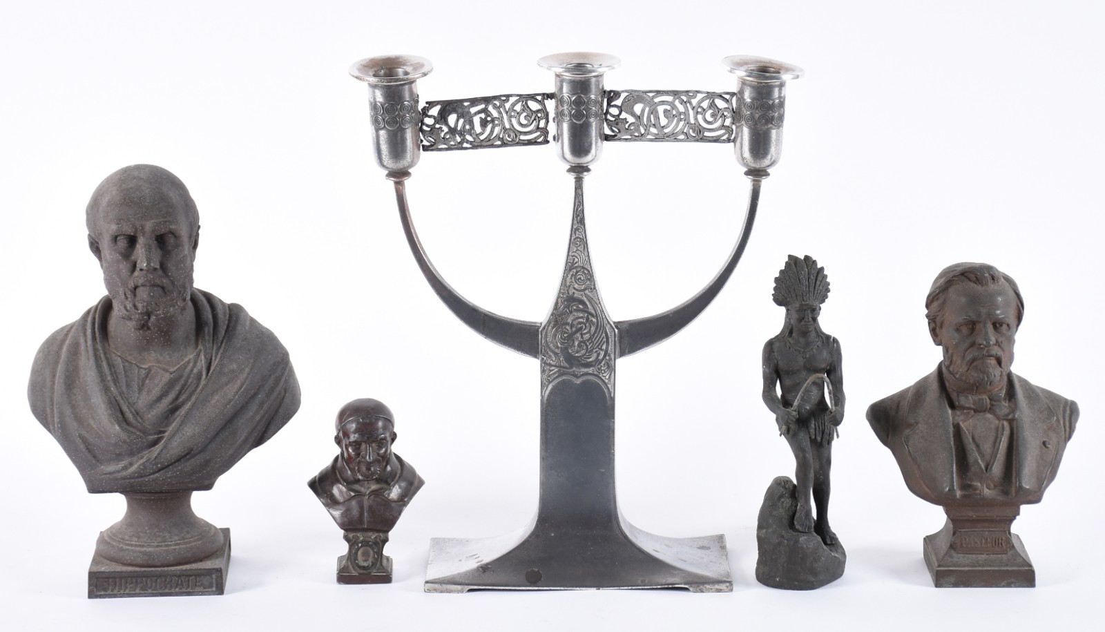 Cinco peças, sendo: candelabro e 4 estatuetas de metal. - foto 1 de 9