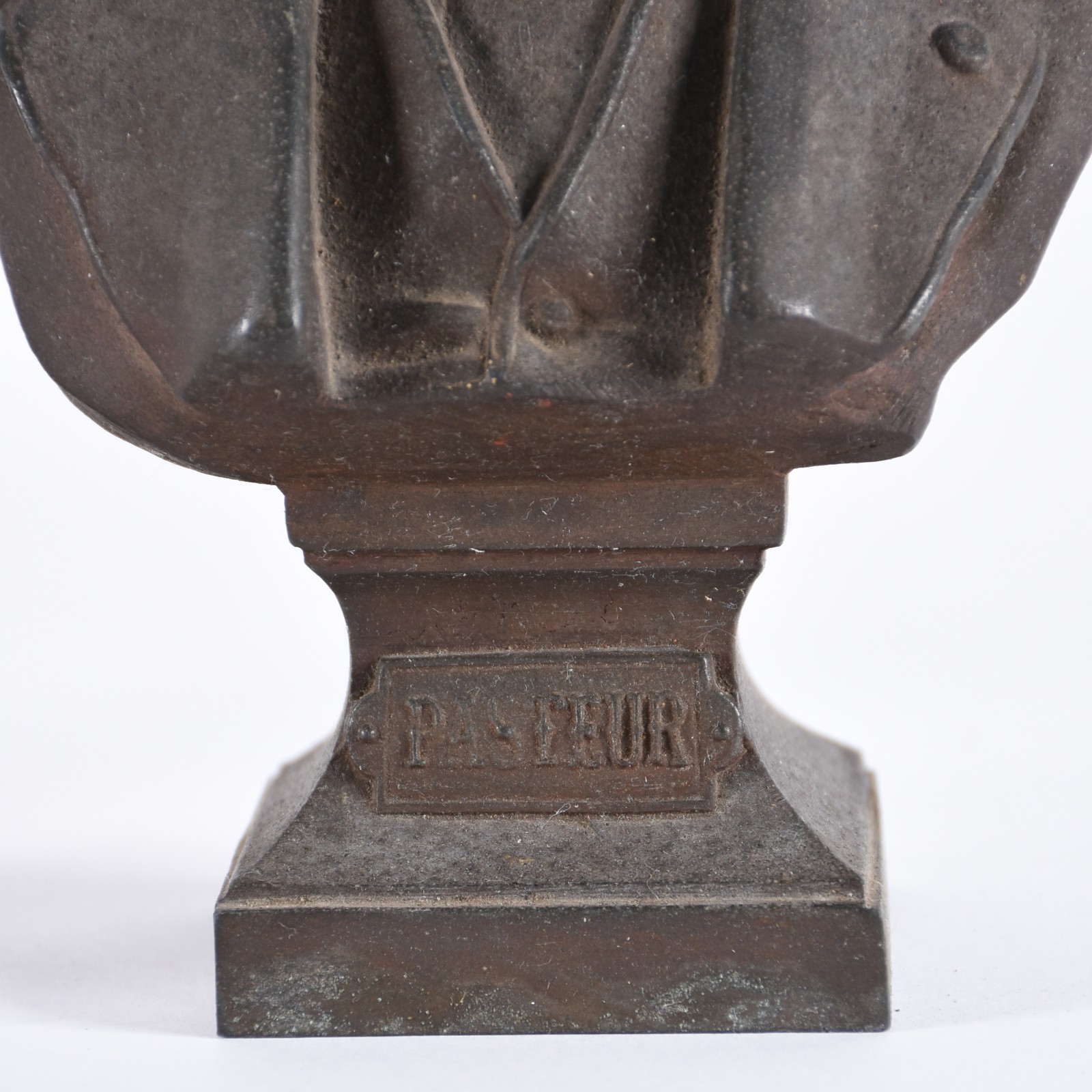 Cinco peças, sendo: candelabro e 4 estatuetas de metal. - foto 4 de 9