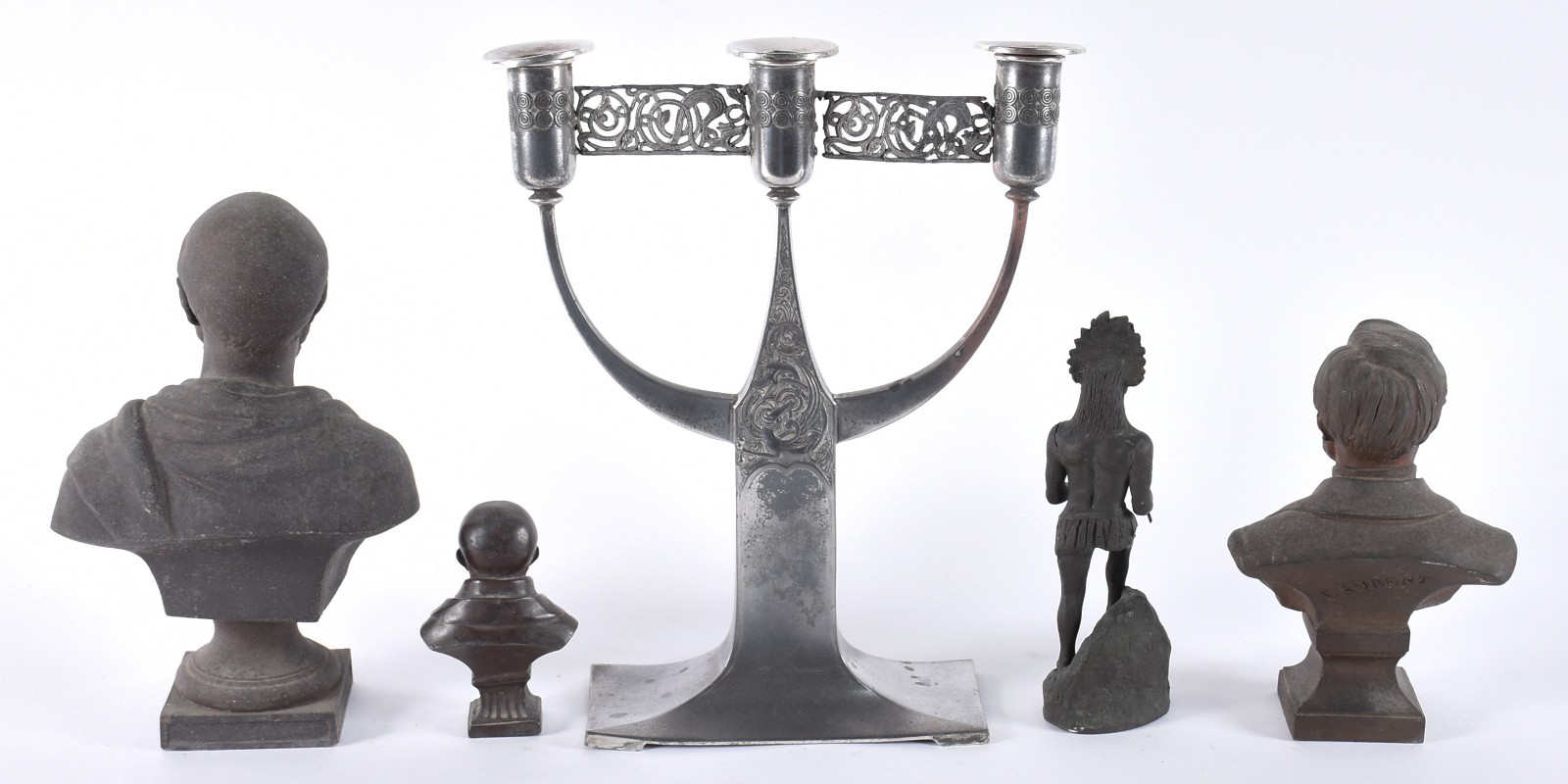 Cinco peças, sendo: candelabro e 4 estatuetas de metal. - foto 7 de 9