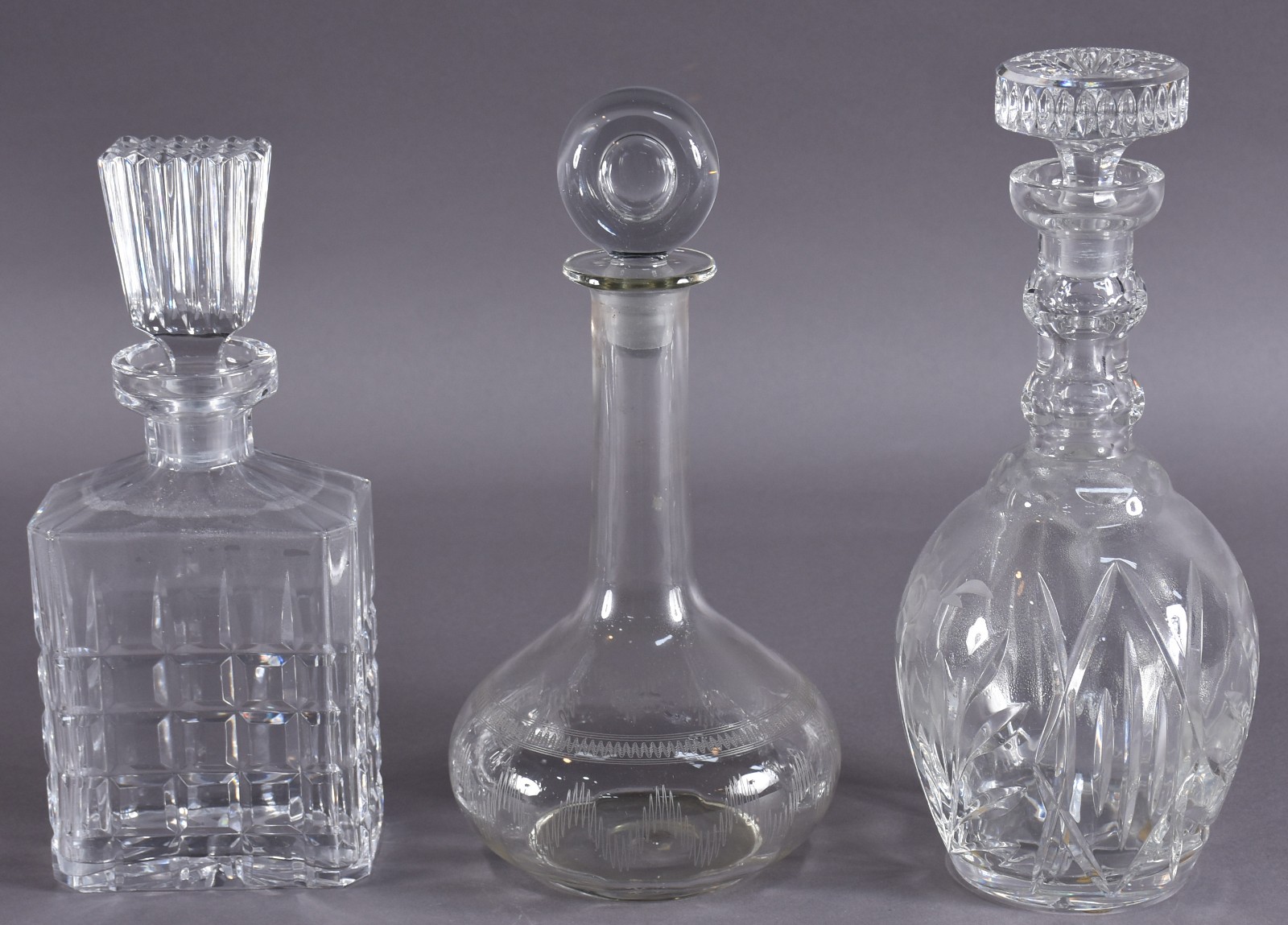 Três garrafas de cristal. - foto 1 de 4