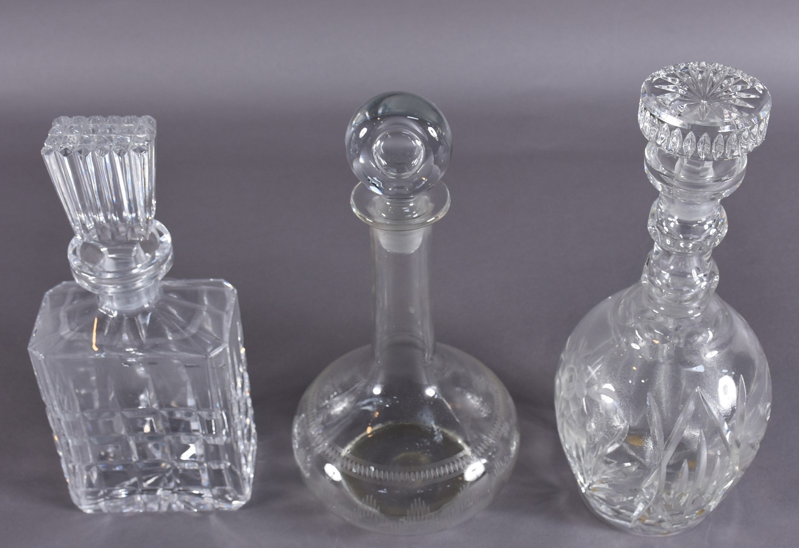 Três garrafas de cristal. - foto 2 de 4