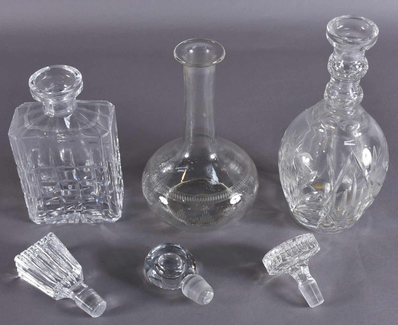 Três garrafas de cristal. - foto 3 de 4