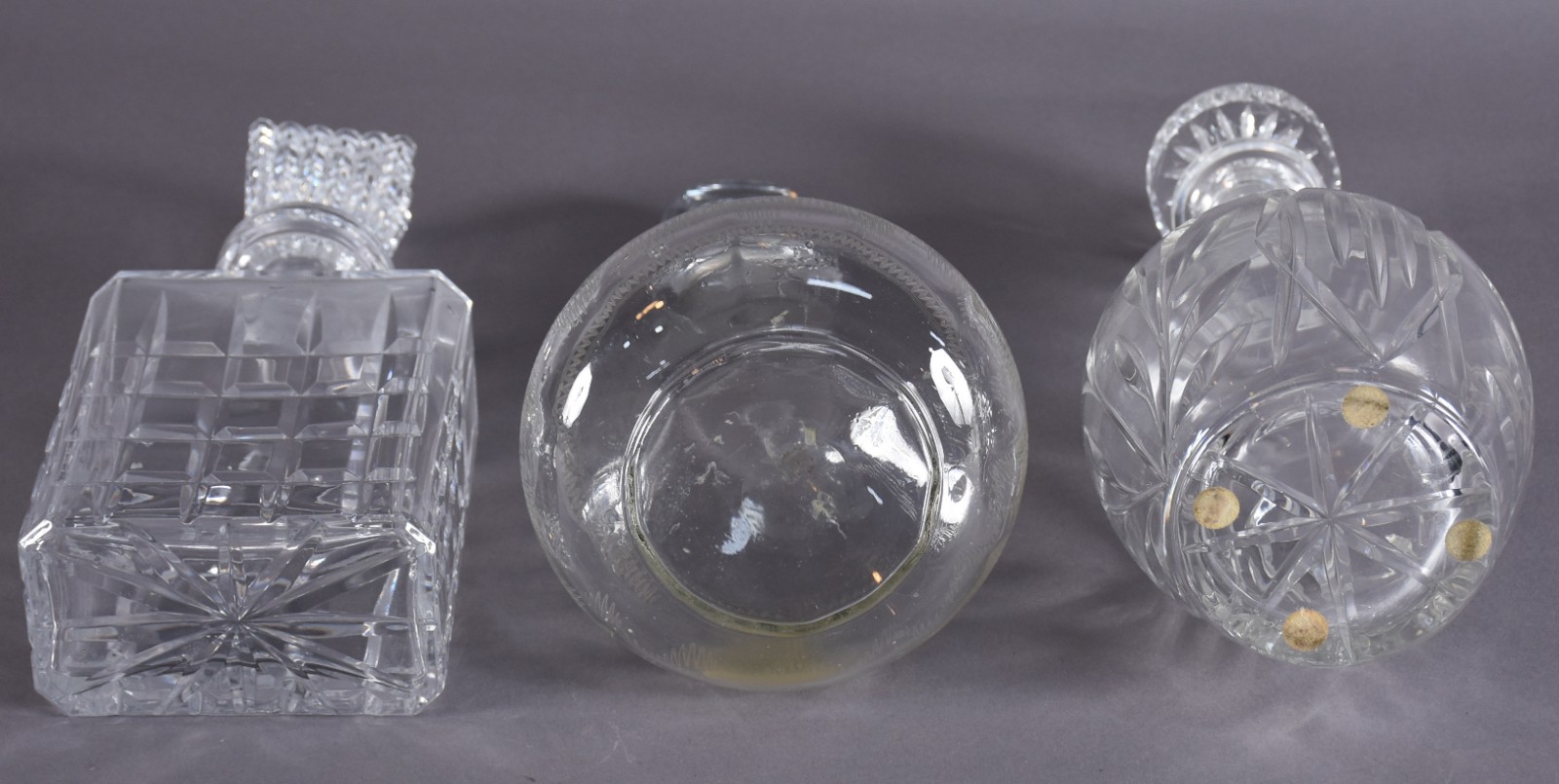 Três garrafas de cristal. - foto 4 de 4