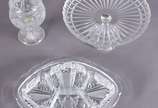 Três peças de cristal, sendo: prato de pé alto,... - Três peças de cristal, sendo: prato de pé alto, bomboniere e prato para petiscos.