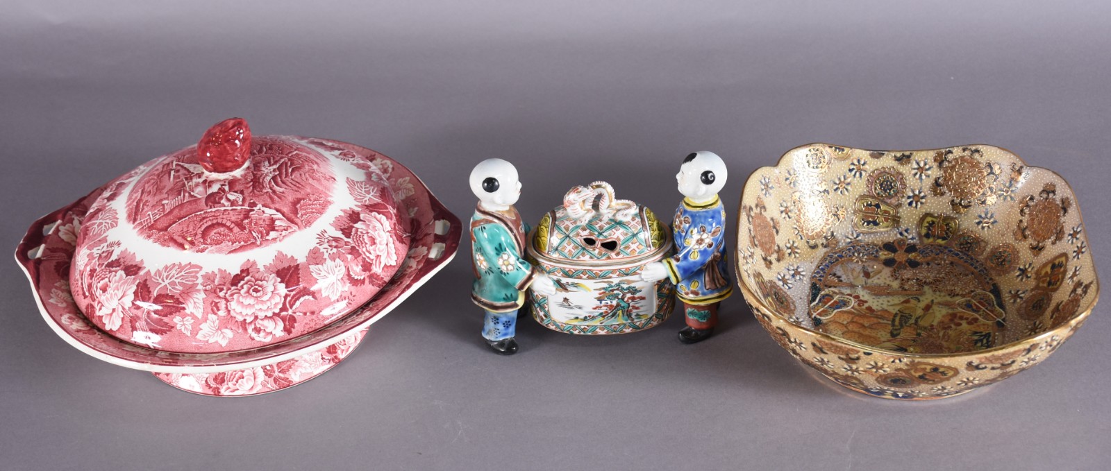 Três peças, sendo: sopeira inglesa, enfeite oriental e bowl. - foto 1 de 8