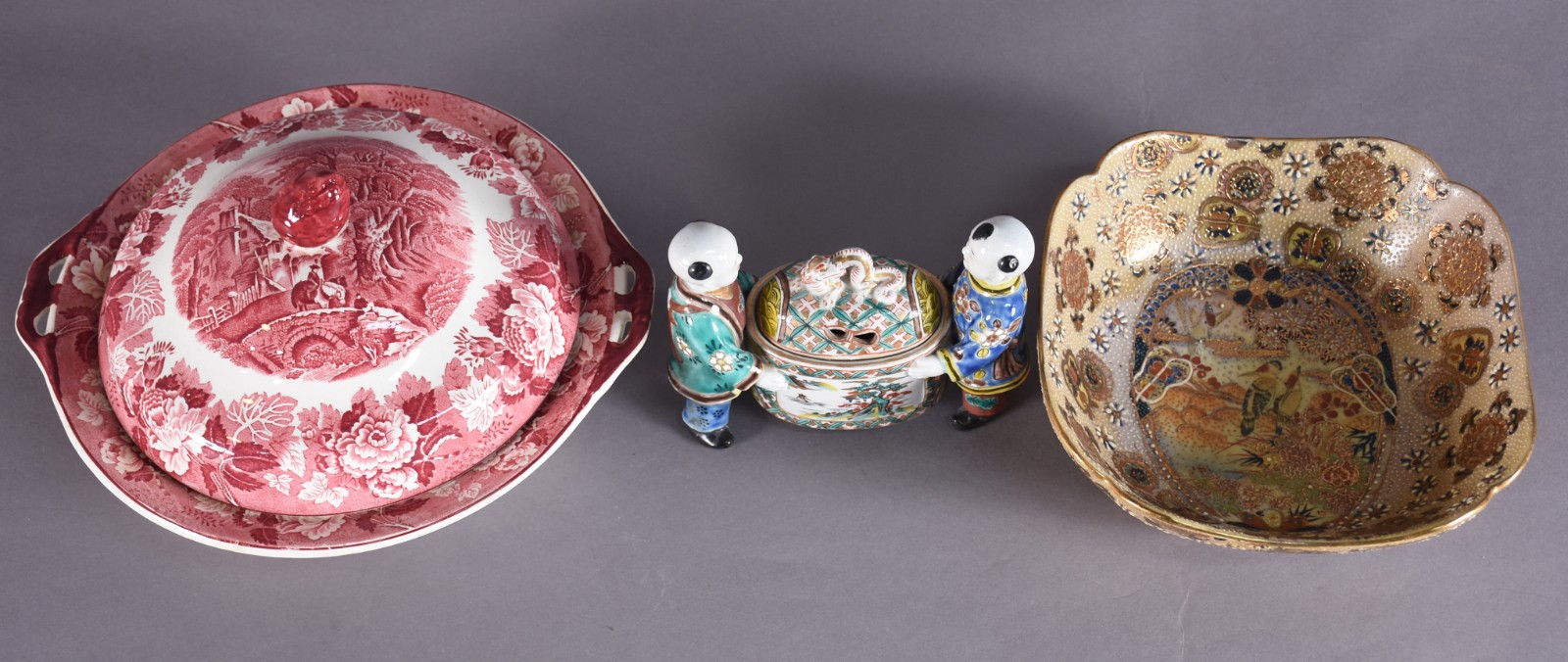 Três peças, sendo: sopeira inglesa, enfeite oriental e bowl. - foto 2 de 8