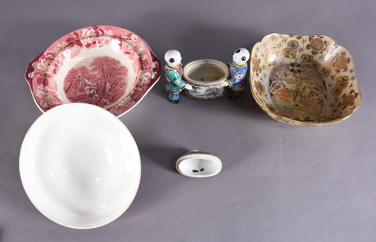 Três peças, sendo: sopeira inglesa, enfeite oriental e bowl. - foto 3 de 8