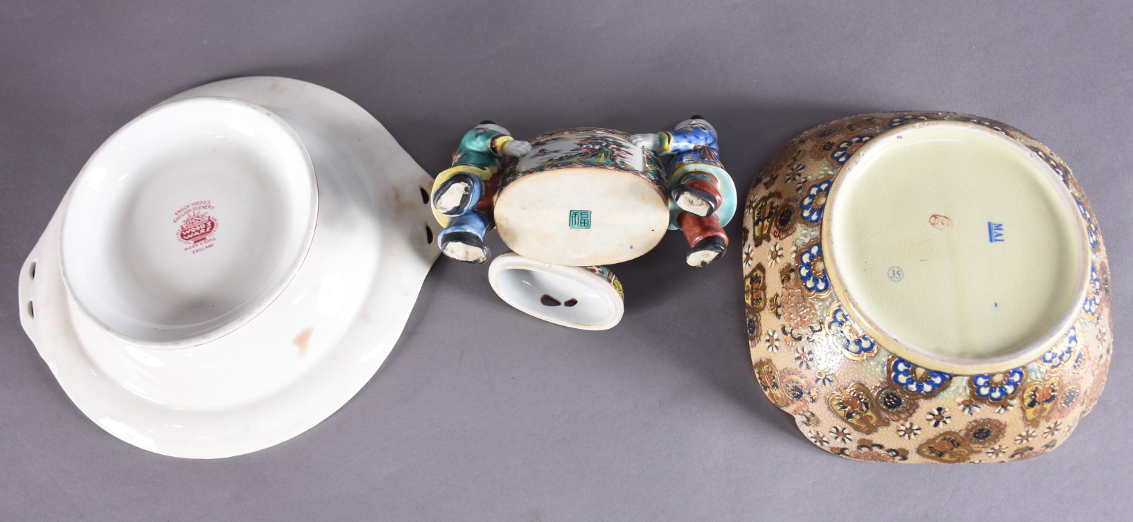Três peças, sendo: sopeira inglesa, enfeite oriental e bowl. - foto 4 de 8