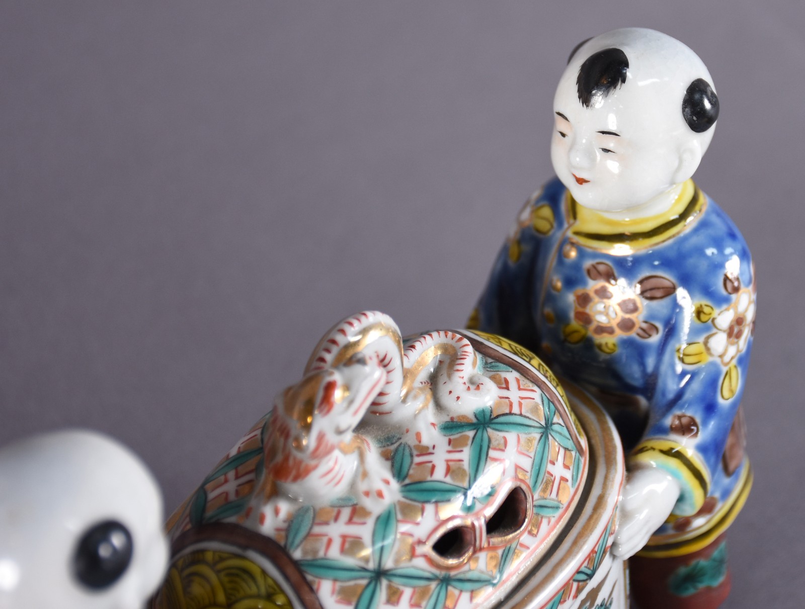 Três peças, sendo: sopeira inglesa, enfeite oriental e bowl. - foto 7 de 8