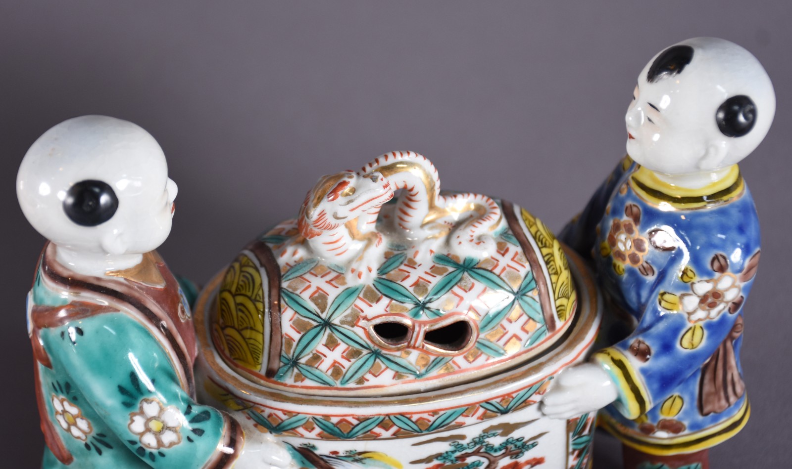 Três peças, sendo: sopeira inglesa, enfeite oriental e bowl. - foto 8 de 8