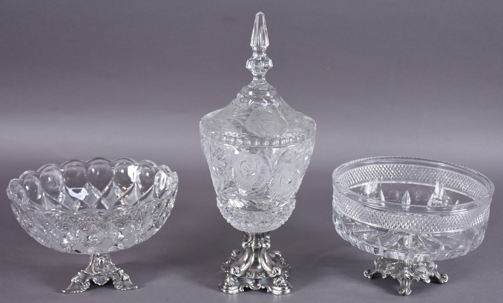 Três peças, sendo: duas fruteiras de cristal com pé de metal e... - foto 1 de 6