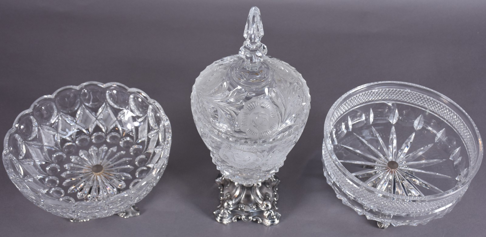 Três peças, sendo: duas fruteiras de cristal com pé de metal e... - foto 2 de 6