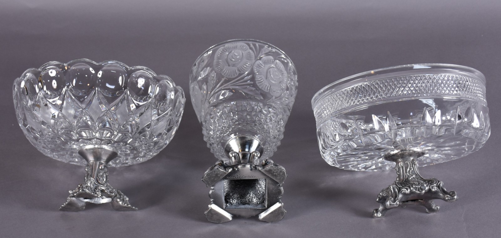 Três peças, sendo: duas fruteiras de cristal com pé de metal e... - foto 3 de 6