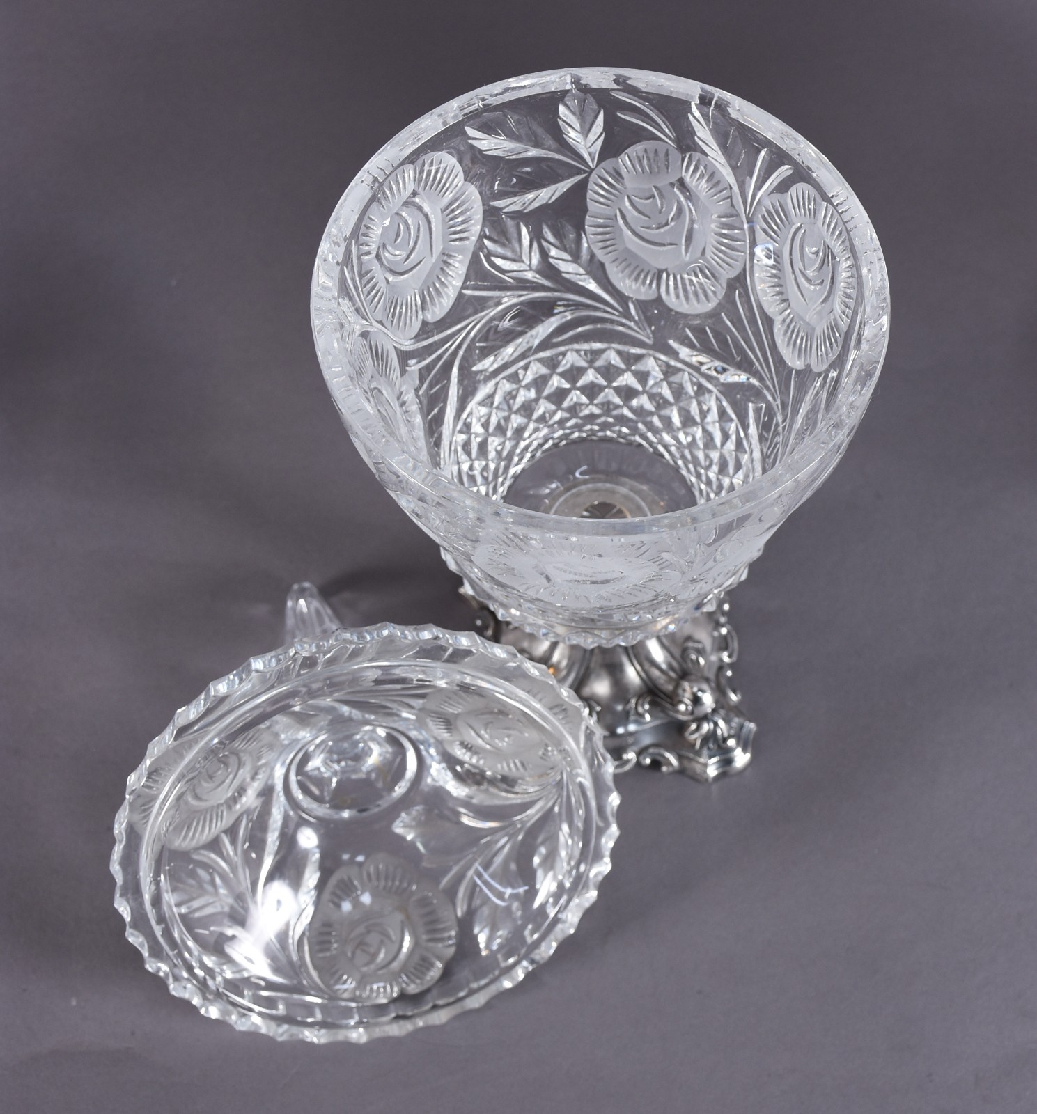 Três peças, sendo: duas fruteiras de cristal com pé de metal e... - foto 5 de 6