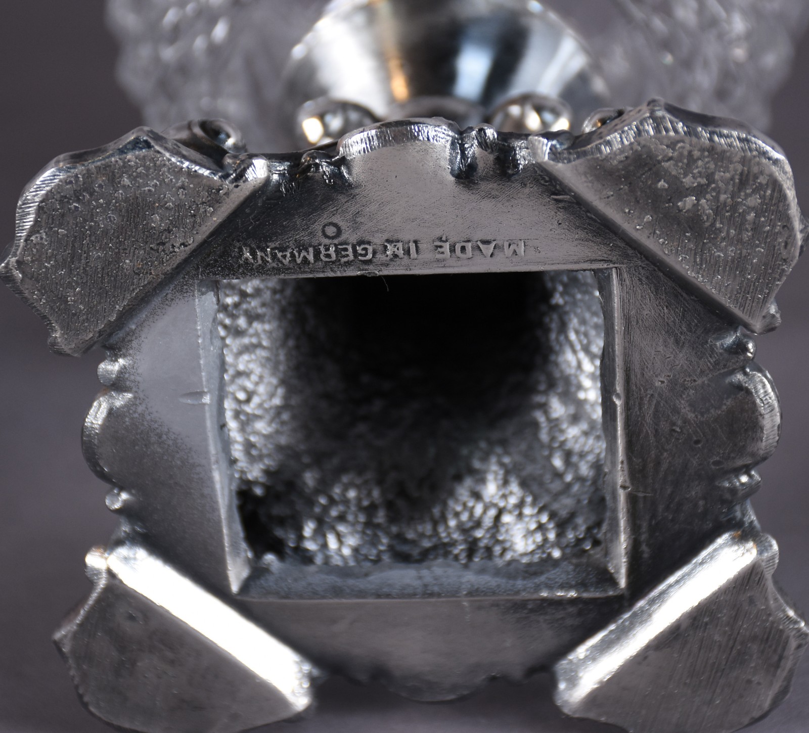 Três peças, sendo: duas fruteiras de cristal com pé de metal e... - foto 6 de 6