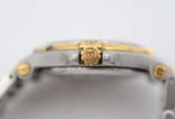 GUCCI - Relógio com pulseira em aço e ouro. Mos... - GUCCI - Relógio com pulseira em aço e ouro. Mostrador claro, com datador. Resistência à água: até 3 atmosferas. Fabricação Suíça. Marcas da grif...