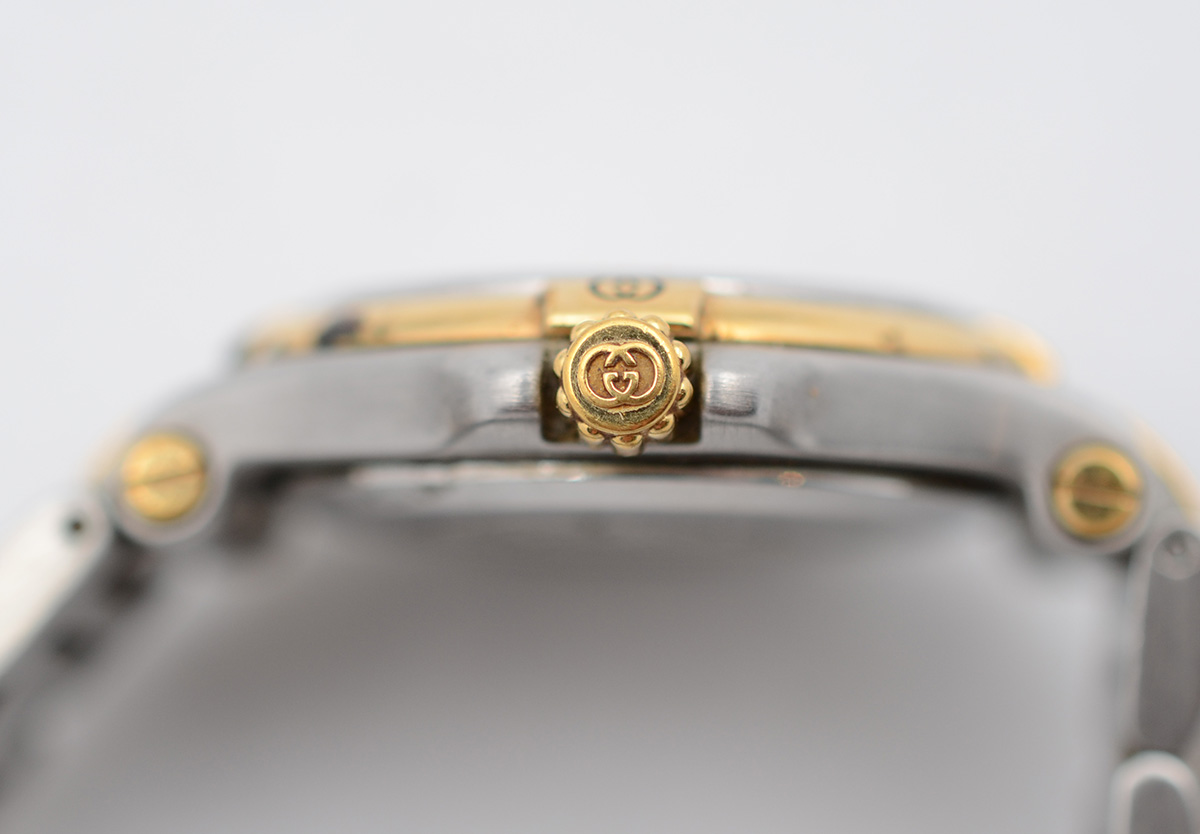 GUCCI - Relógio com pulseira em aço e ouro. Mostrador claro, com... - foto 4 de 4