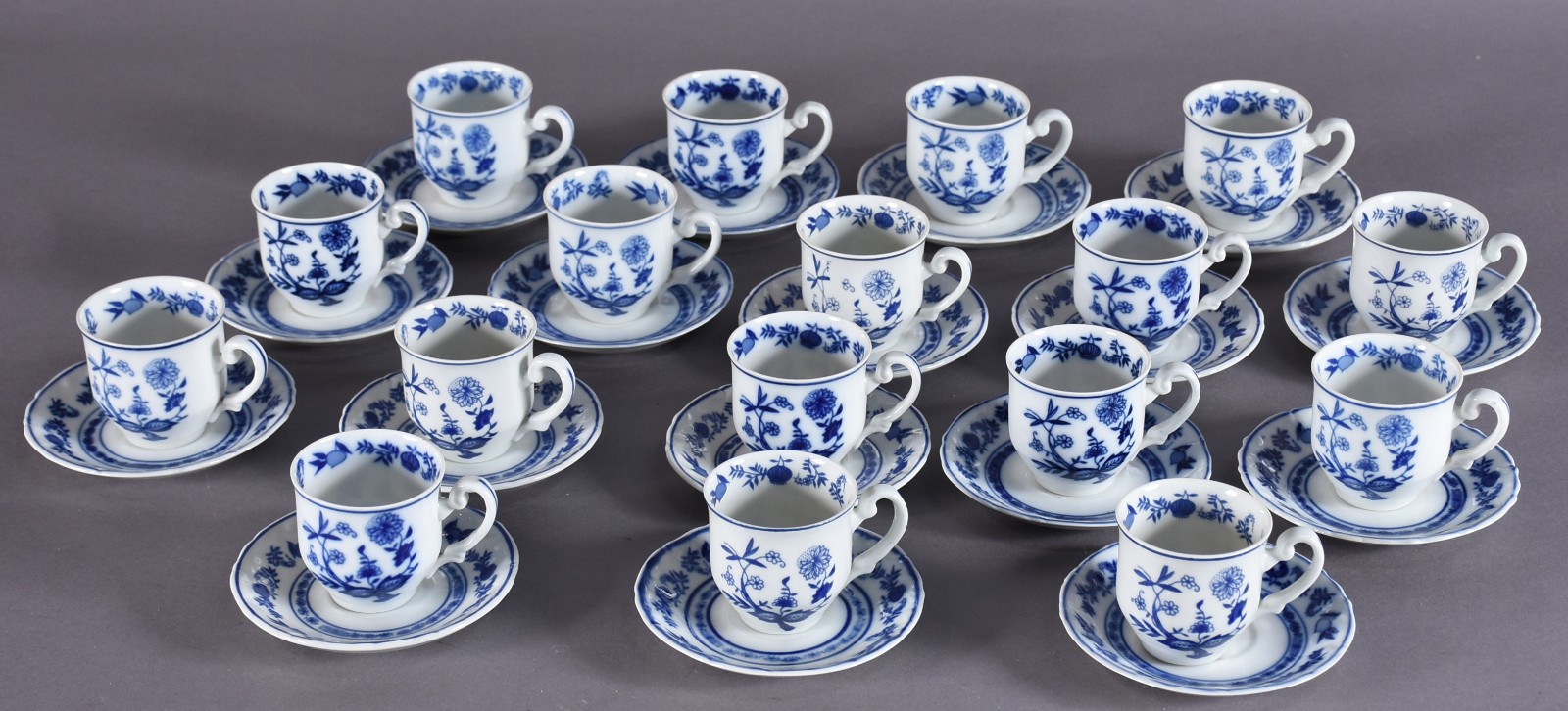 Conjunto com 17 xícaras de café com pires de porcelana Steatita. - foto 1 de 5