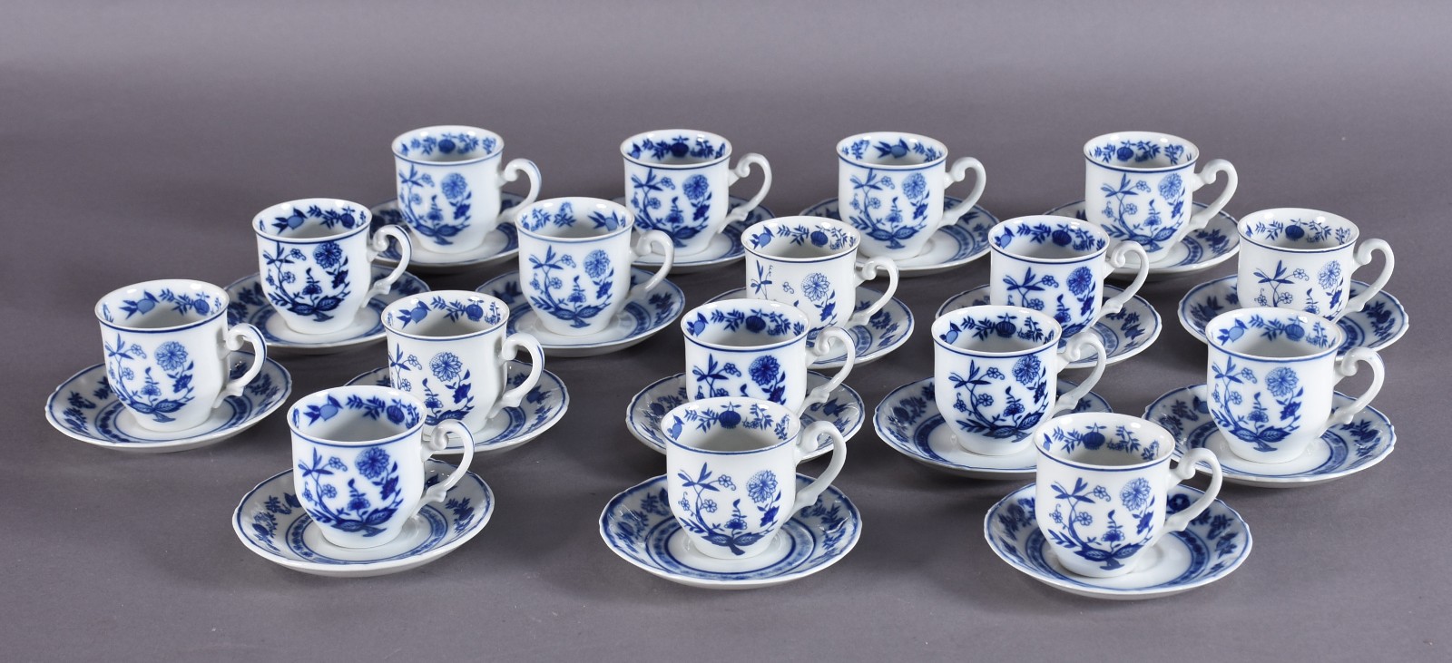 Conjunto com 17 xícaras de café com pires de porcelana Steatita. - foto 2 de 5