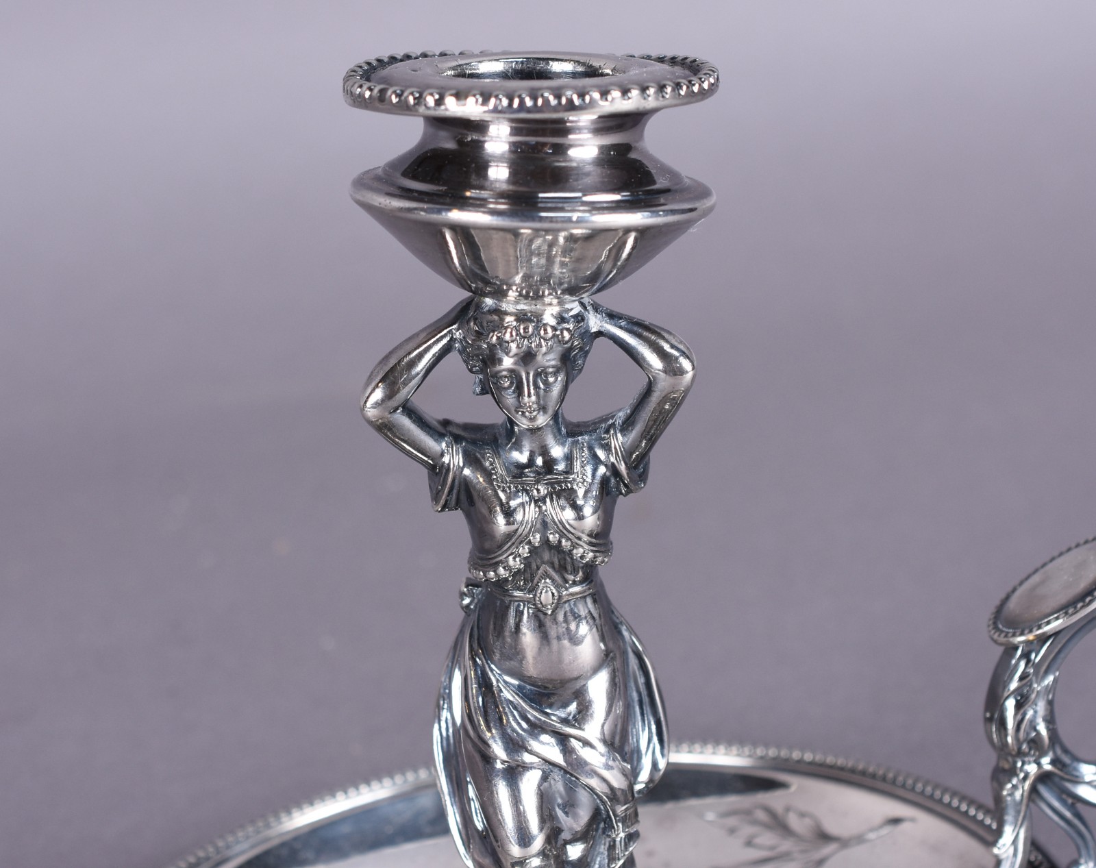 Palmatória de prata contrastada na forma de figura feminina, base... - foto 2 de 7