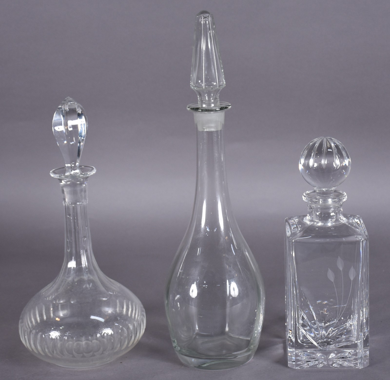Três garrafas de cristal/vidro (com tampa lascada na parte interna)... - foto 1 de 3