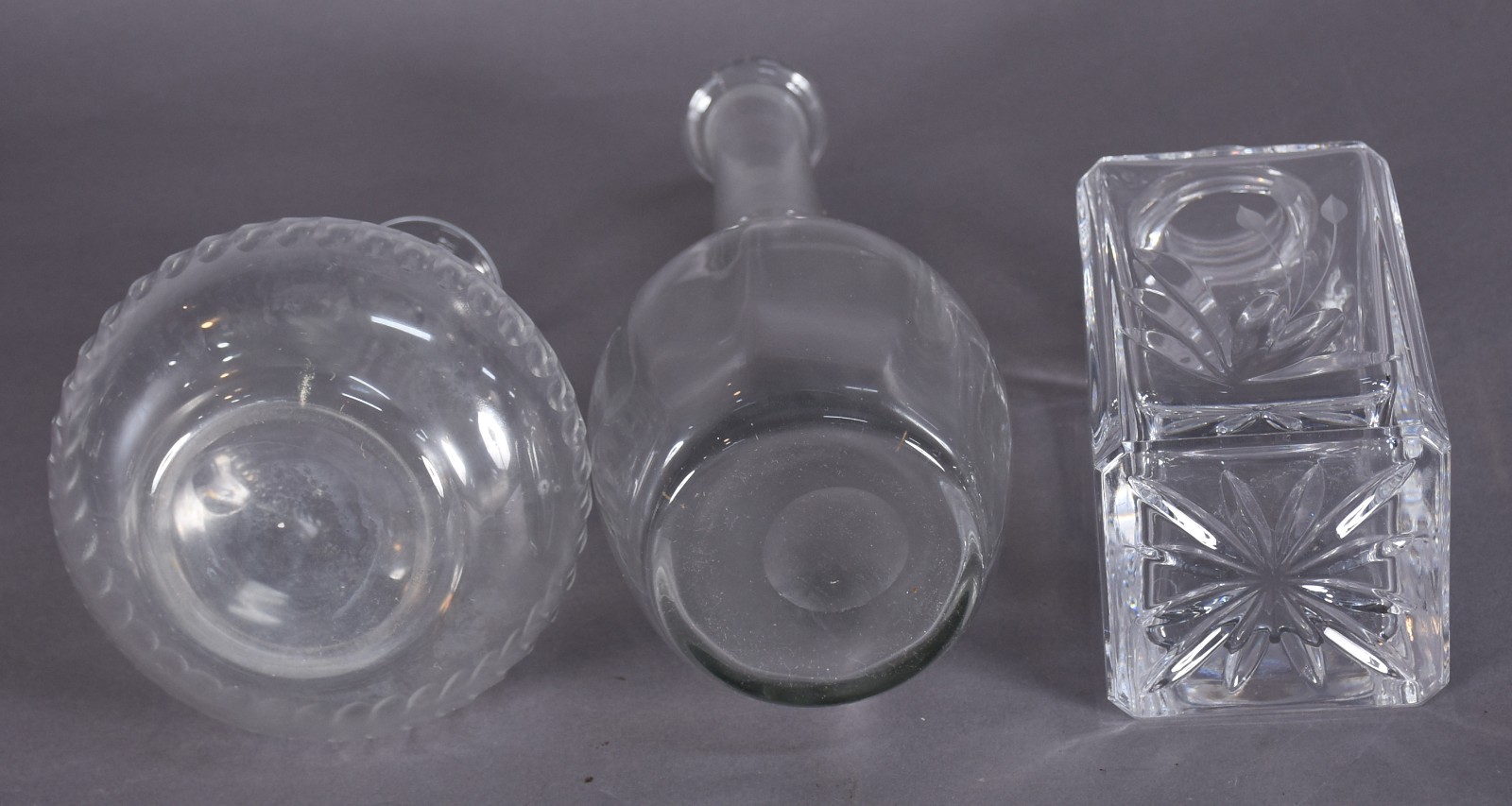 Três garrafas de cristal/vidro (com tampa lascada na parte interna)... - foto 3 de 3