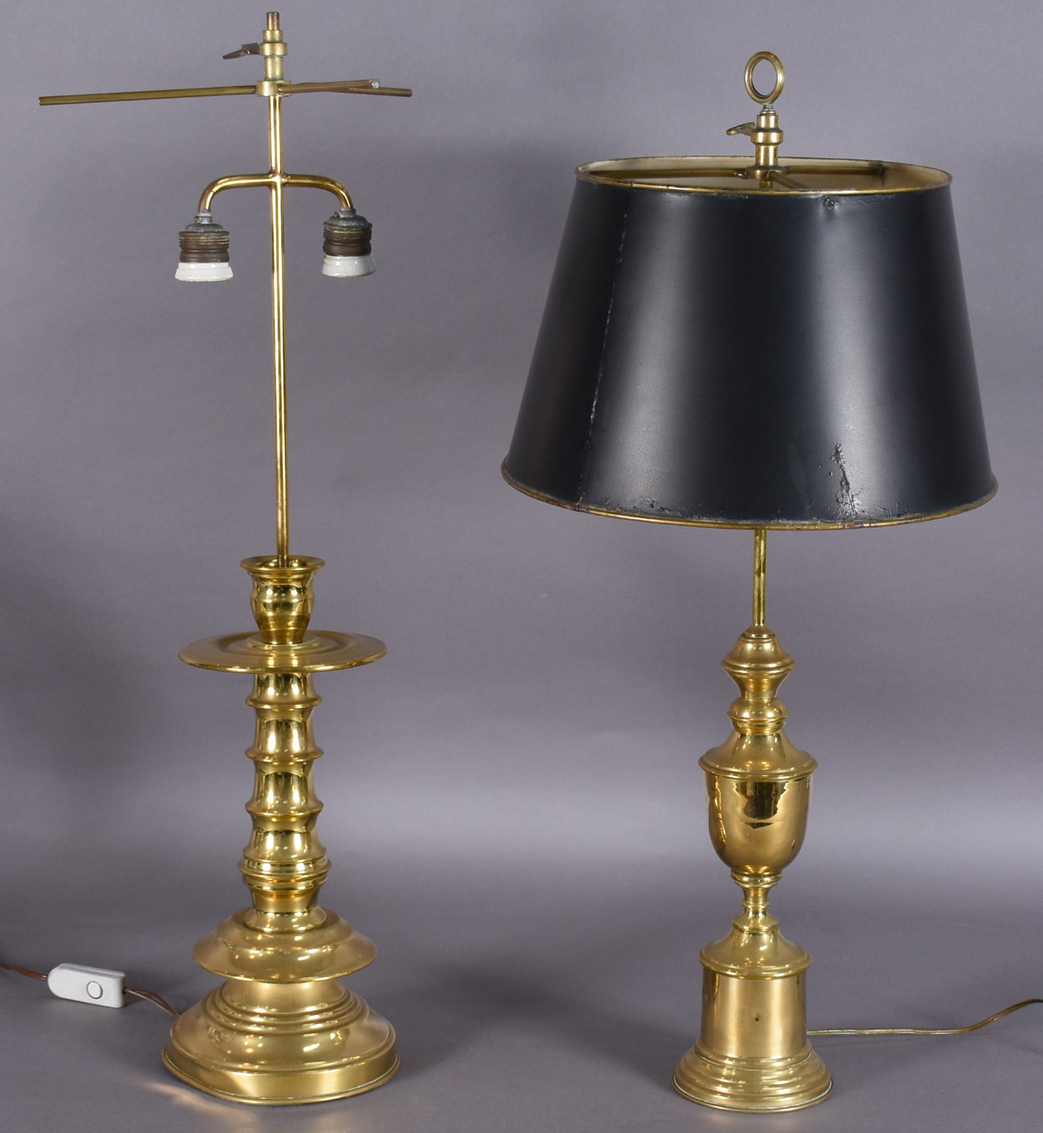 Dois abatjoures de metal dourado para 2 luzes cada. - foto 1 de 3