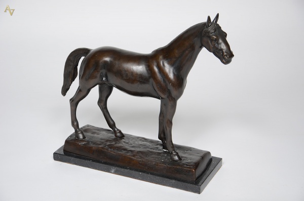 Escultura de bronze representando cavalo. Altura total 39 cm. - foto 1 de 2