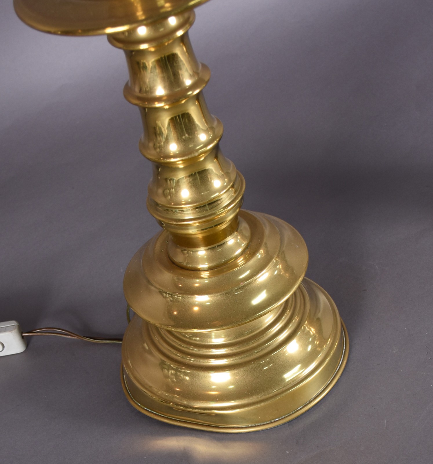Dois abatjoures de metal dourado para 2 luzes cada. - foto 3 de 3