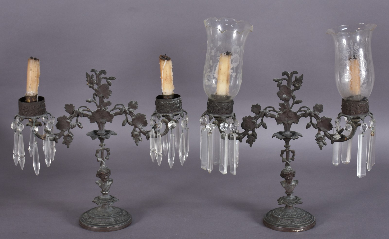 Par de candelabros de metal decorado com figuras de alegorias a... - foto 1 de 6