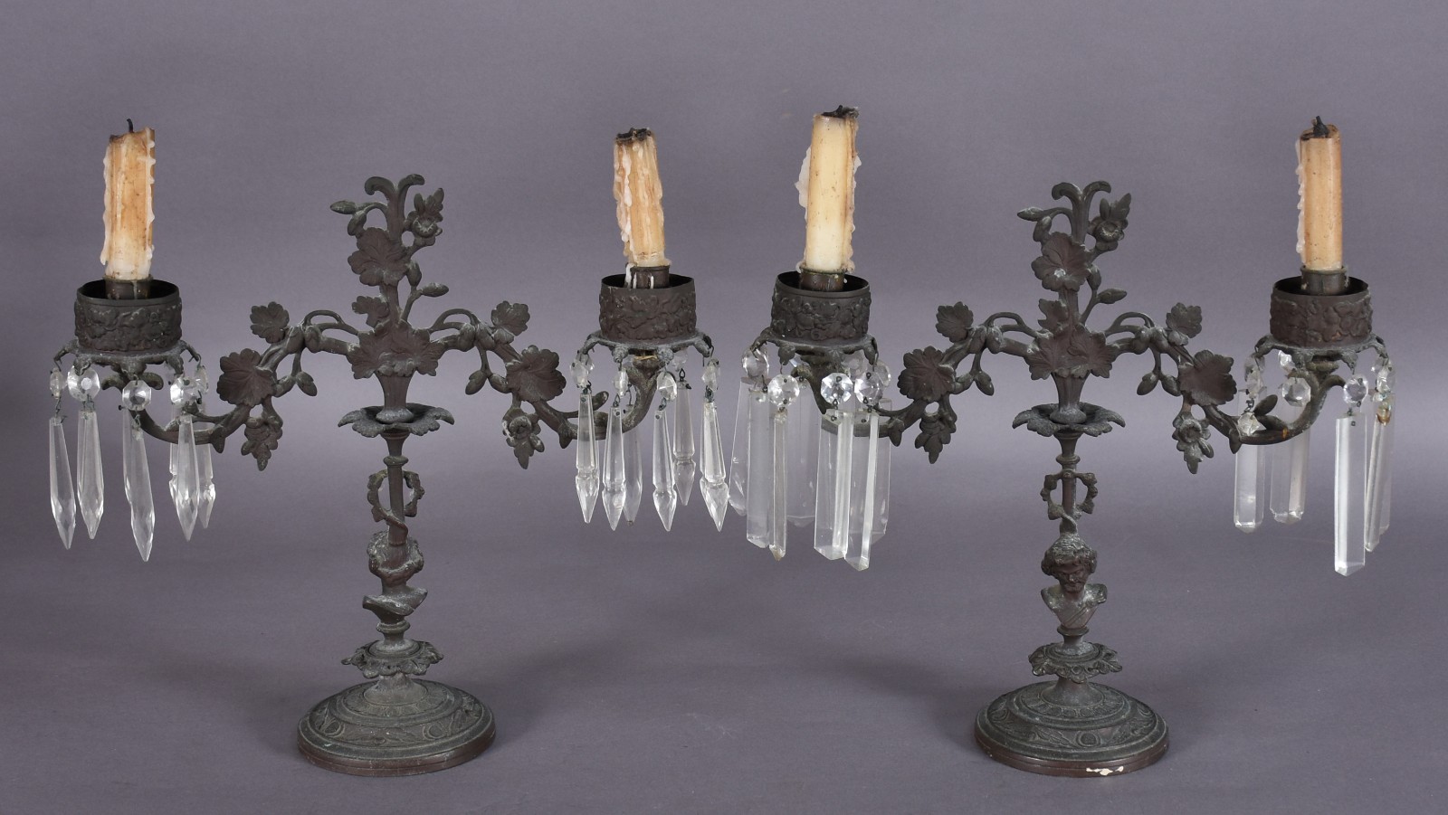 Par de candelabros de metal decorado com figuras de alegorias a... - foto 2 de 6