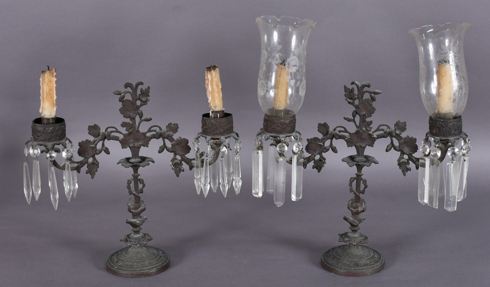 Par de candelabros de metal decorado com figuras de alegorias a... - foto 3 de 6