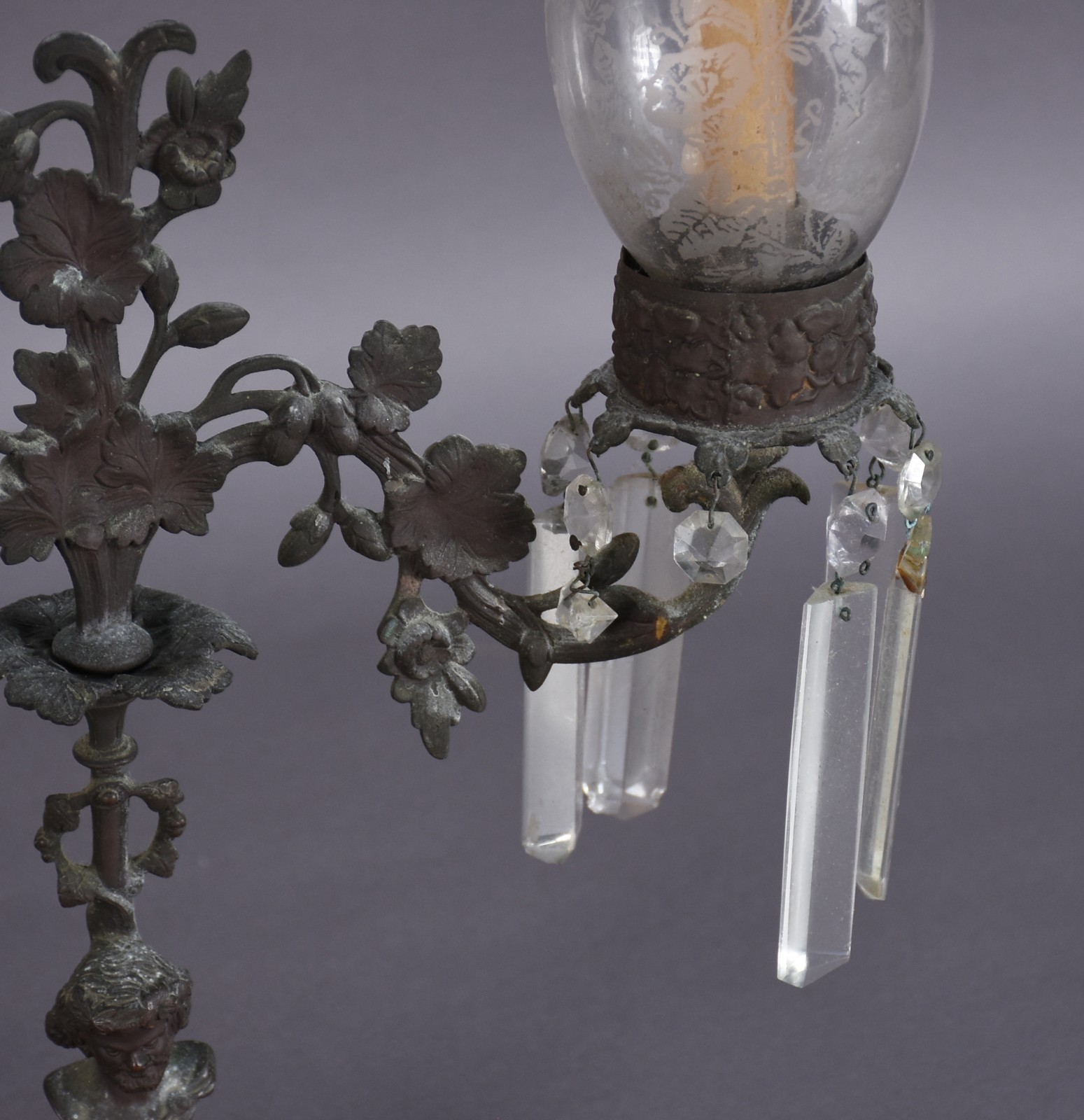 Par de candelabros de metal decorado com figuras de alegorias a... - foto 5 de 6