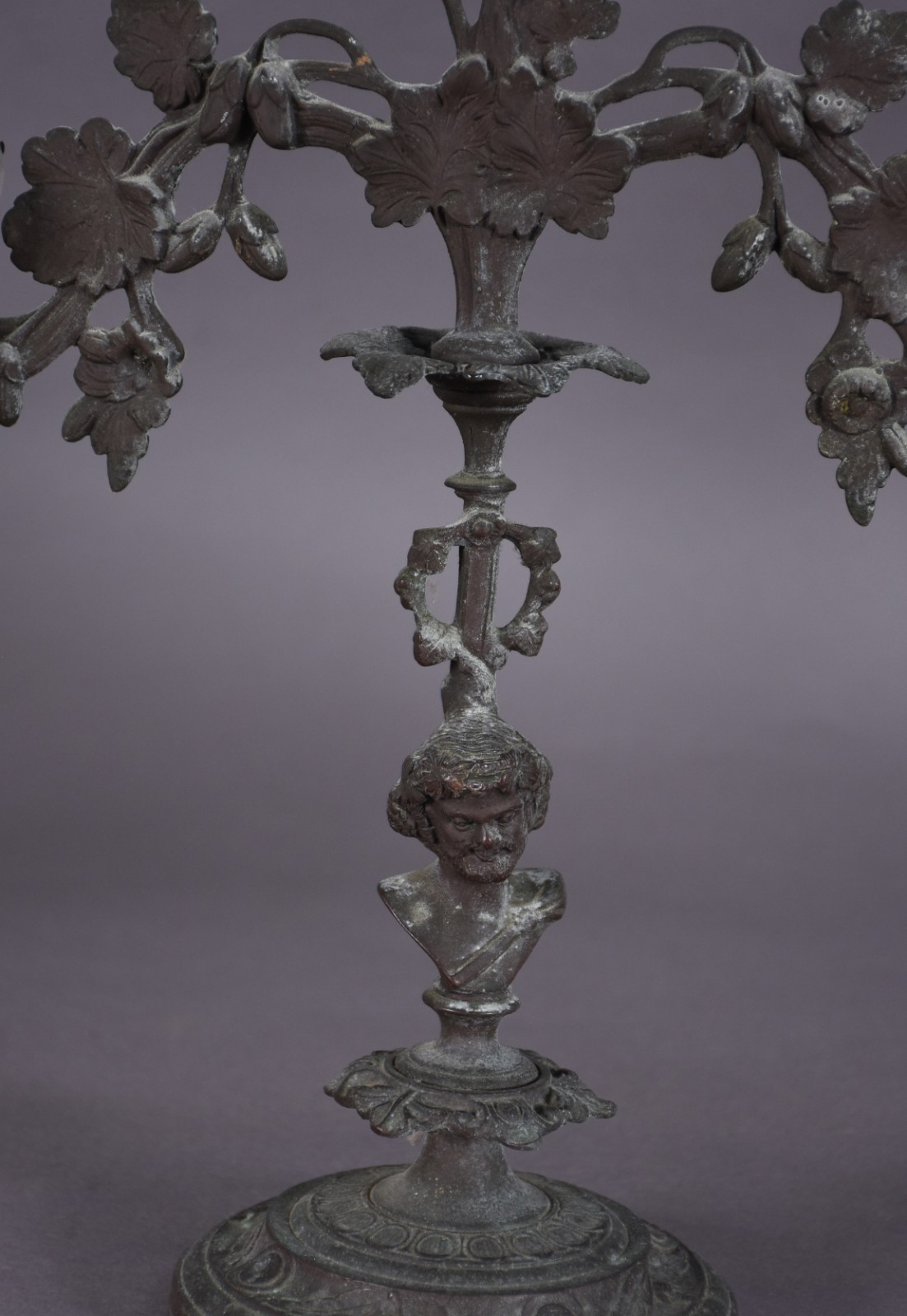 Par de candelabros de metal decorado com figuras de alegorias a... - foto 6 de 6