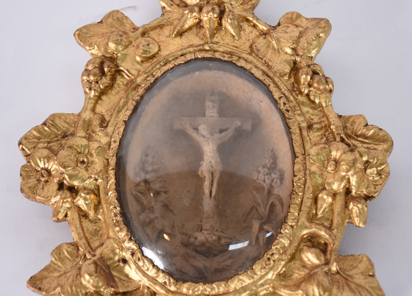 Relicário de madeira dourada com crucifixo com Cristo interno. - foto 2 de 3