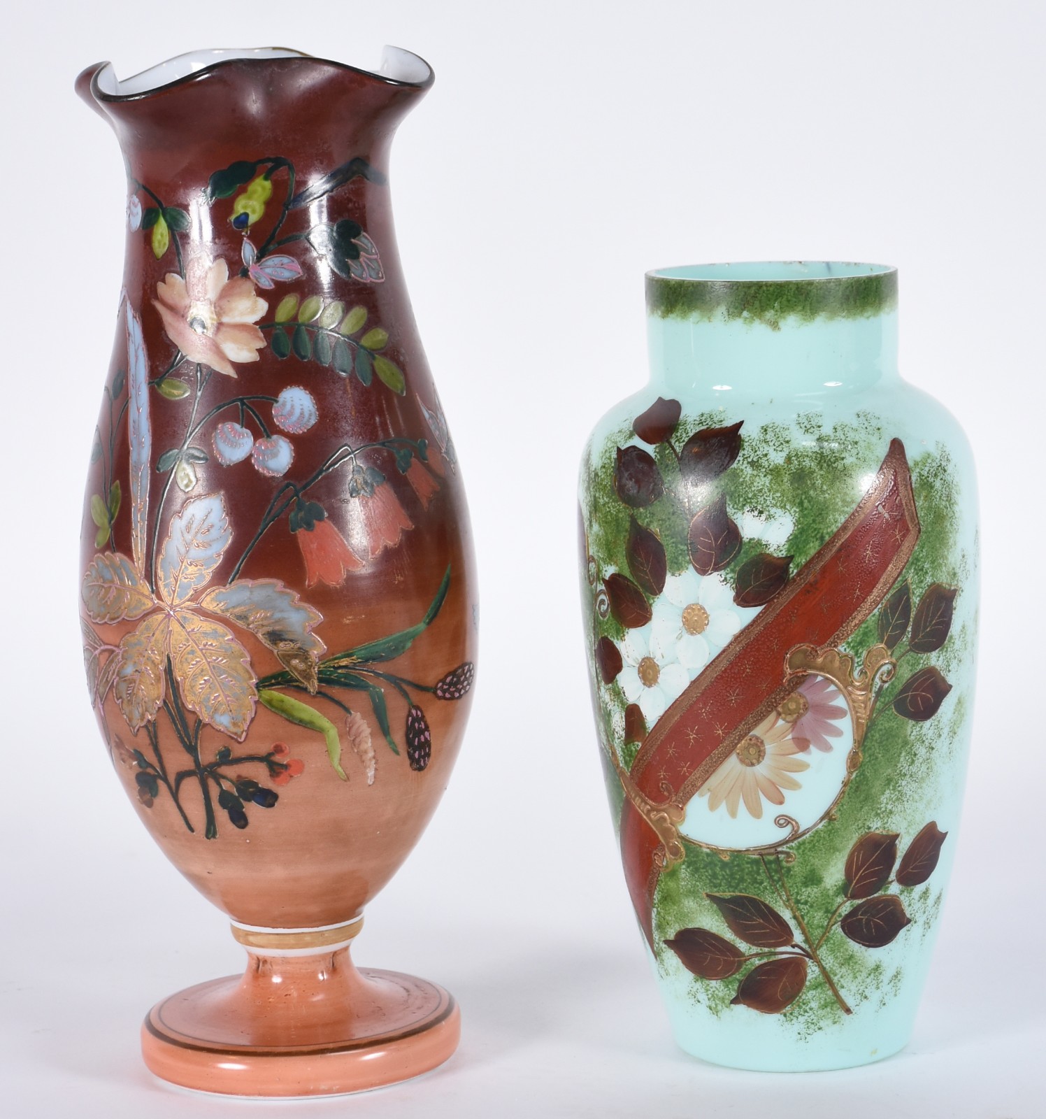 Dois vasos de opalina com flores em policromia, bases de madeira. - foto 3 de 7