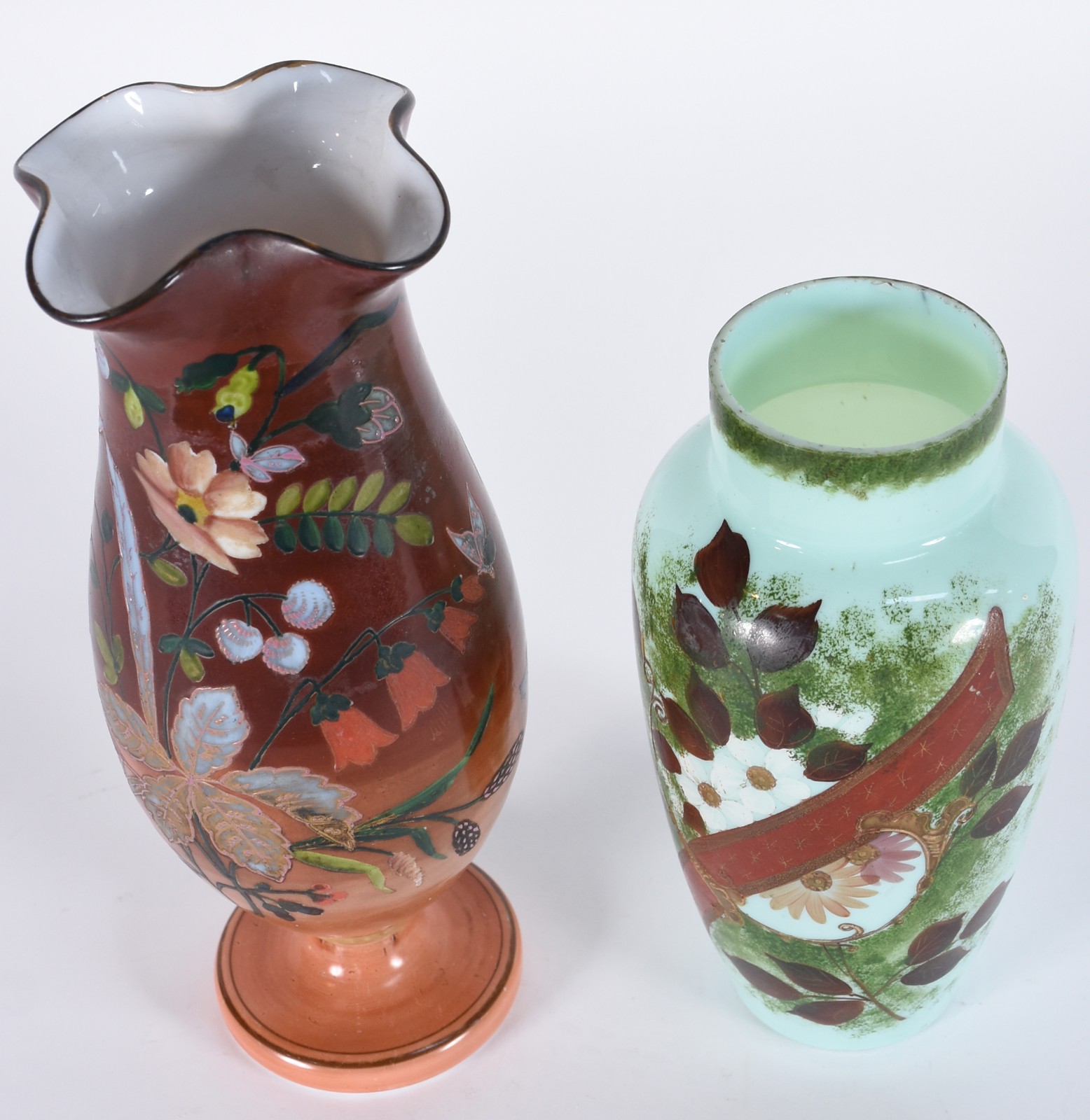 Dois vasos de opalina com flores em policromia, bases de madeira. - foto 4 de 7