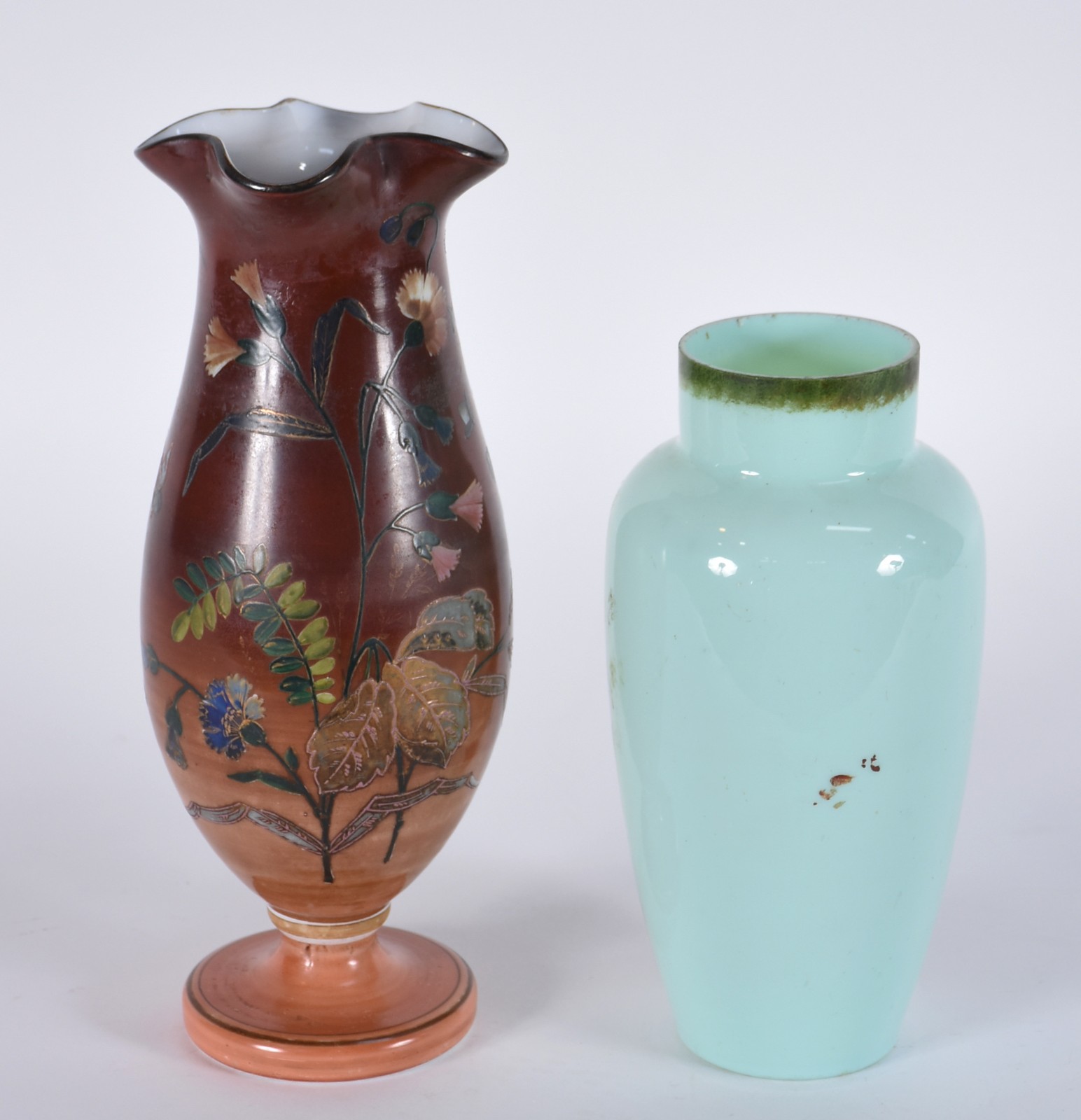 Dois vasos de opalina com flores em policromia, bases de madeira. - foto 5 de 7