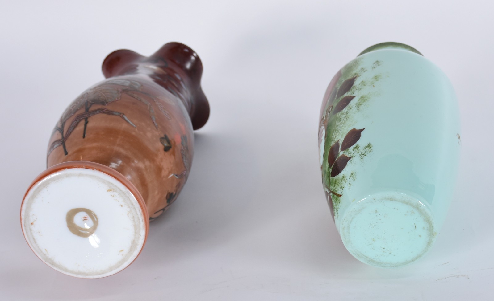 Dois vasos de opalina com flores em policromia, bases de madeira. - foto 6 de 7
