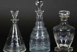 Tres Garrafa de cristal em diferentes formatos ... - Tres Garrafa de cristal em diferentes formatos e lapidações.  Alturas de 22 a 28 cm.