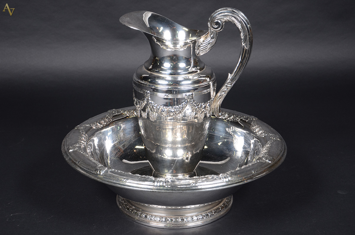 Gomil com bacia de metal prateado (altura 41 cm - diâmetro 47 cm).