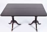 Mesa/aparador de madeira nobre estilo ingles, t... - Mesa/aparador de madeira nobre estilo ingles, tampo dobrável, apoio em duplo balaústre gomado terminando em tres pernas recurvas cada, ponteiras...