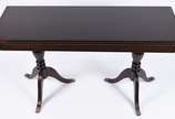 Mesa/aparador de madeira nobre estilo ingles, t... - Mesa/aparador de madeira nobre estilo ingles, tampo dobrável, apoio em duplo balaústre gomado terminando em tres pernas recurvas cada, ponteiras...