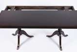 Mesa/aparador de madeira nobre estilo ingles, t... - Mesa/aparador de madeira nobre estilo ingles, tampo dobrável, apoio em duplo balaústre gomado terminando em tres pernas recurvas cada, ponteiras...