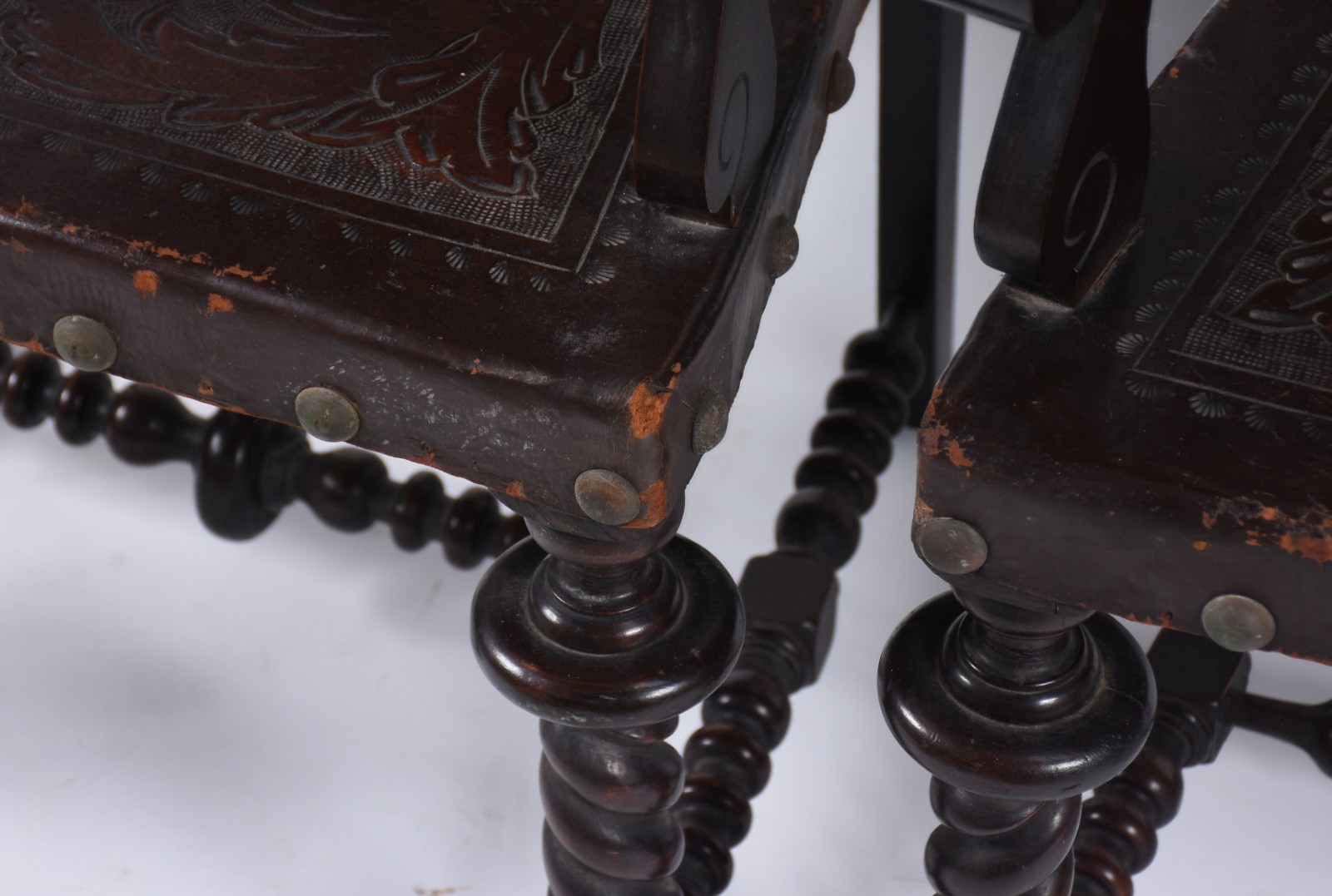 Par de grandes poltronas de madeira nobre torneada com forração de... - foto 8 de 8