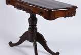 Mesa de encostar de madeira nobre, uma gaveta, ... - Mesa de encostar de madeira nobre, uma gaveta, saia recortada, apoio em coluna central torneada terminando em quatro pernas recurvas. Tampo com ...