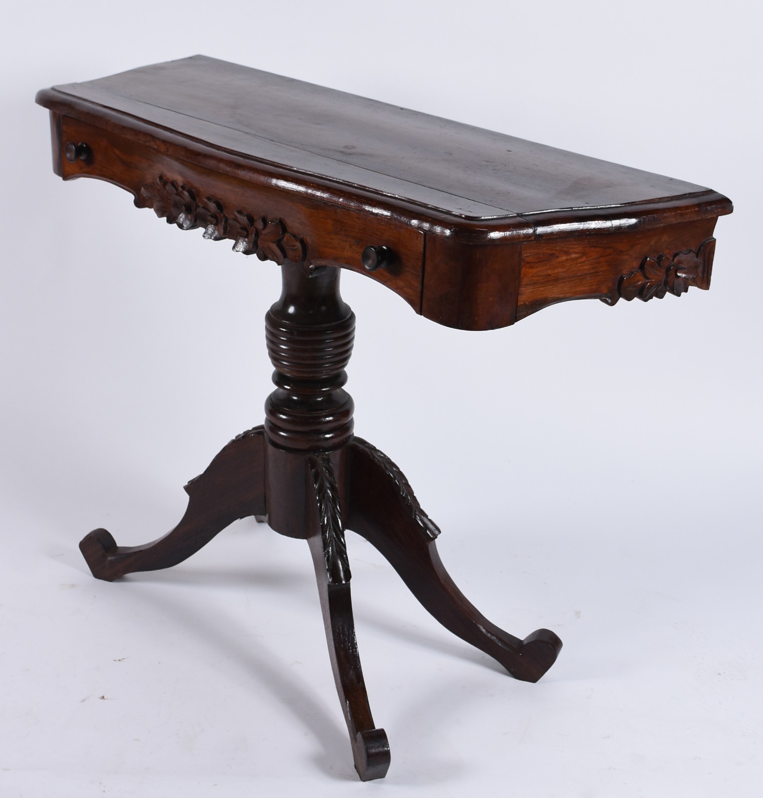 Mesa de encostar de madeira nobre, uma gaveta, saia recortada, apoio... - foto 1 de 5