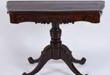 Mesa de encostar de madeira nobre, uma gaveta, ... - Mesa de encostar de madeira nobre, uma gaveta, saia recortada, apoio em coluna central torneada terminando em quatro pernas recurvas. Tampo com ...