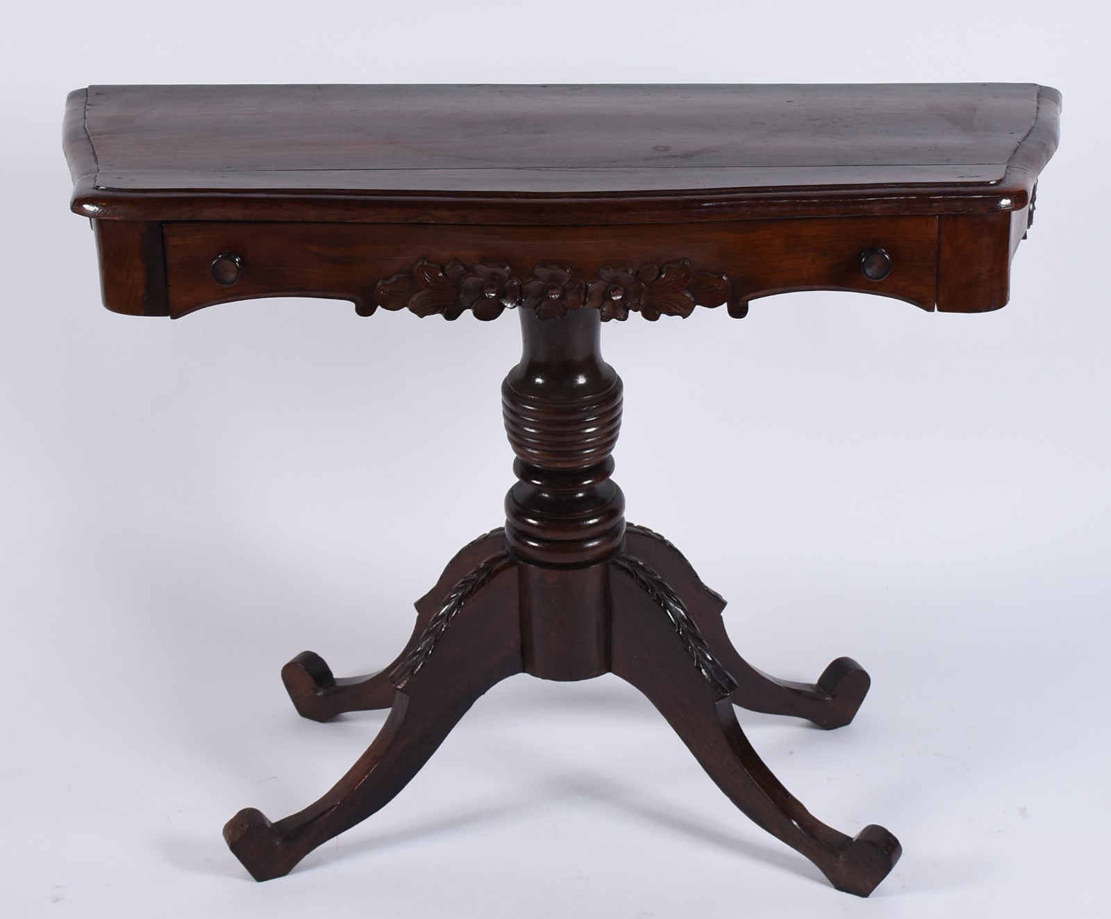 Mesa de encostar de madeira nobre, uma gaveta, saia recortada, apoio... - foto 2 de 5
