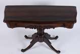 Mesa de encostar de madeira nobre, uma gaveta, ... - Mesa de encostar de madeira nobre, uma gaveta, saia recortada, apoio em coluna central torneada terminando em quatro pernas recurvas. Tampo com ...